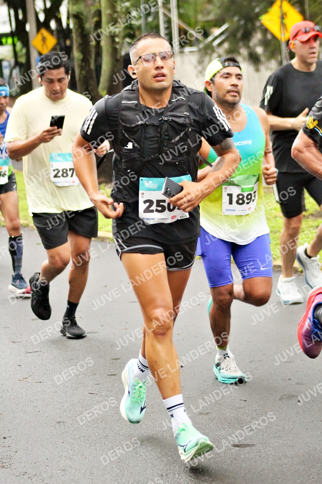Foto del MEDIO MARATÓN ATLAS en Av. Patria, frente al Parque El Polvorín, Zapopan a las 08:17 · dorsal 287, 1893, 250, 2503