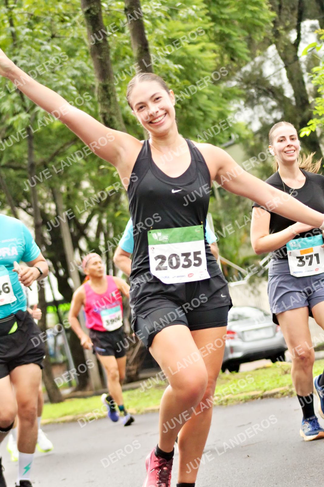 Foto del MEDIO MARATÓN ATLAS en Av. Patria, frente al Parque El Polvorín, Zapopan a las 08:31 · dorsal 2035, 371, 6