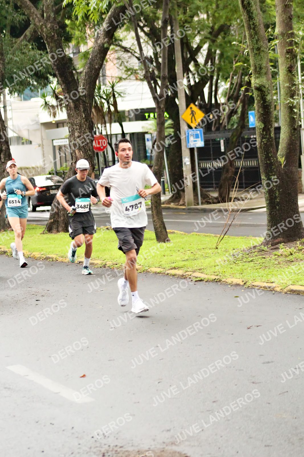 Foto del MEDIO MARATÓN ATLAS en Av. Patria, frente al Parque El Polvorín, Zapopan a las 08:17 · dorsal 4787, 6514, 3482