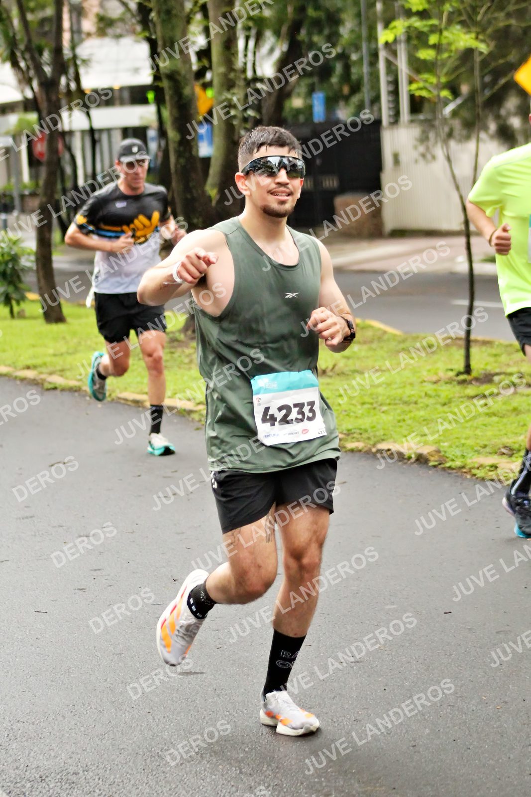 Foto del MEDIO MARATÓN ATLAS en Av. Patria, frente al Parque El Polvorín, Zapopan a las 08:12 · dorsal 4233