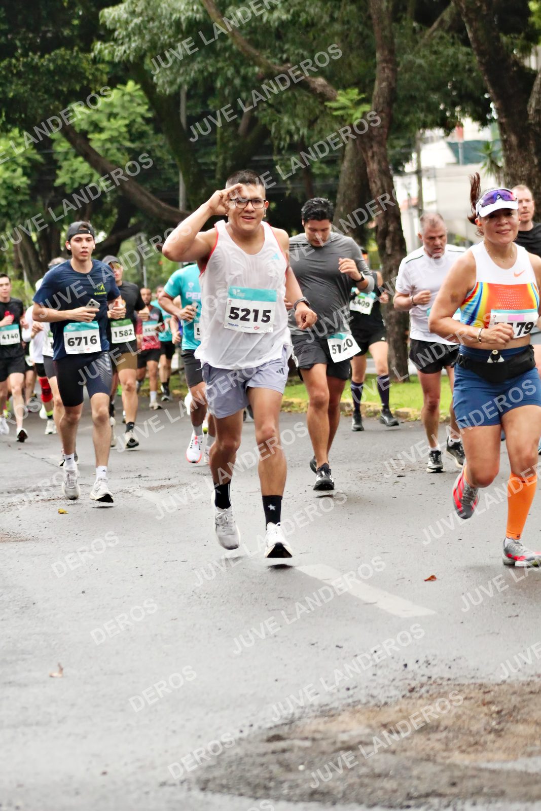 Foto del MEDIO MARATÓN ATLAS en Av. Patria, frente al Parque El Polvorín, Zapopan a las 08:18 · dorsal 5215, 79, 6716, 582
