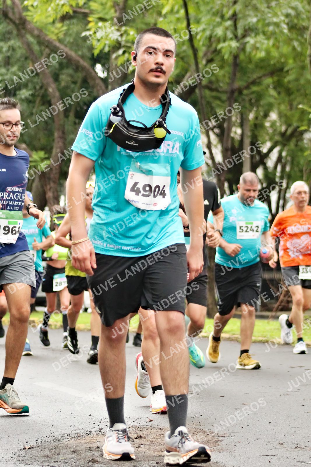 Foto del MEDIO MARATÓN ATLAS en Av. Patria, frente al Parque El Polvorín, Zapopan a las 08:31 · dorsal 4904, 5242, 964, 334