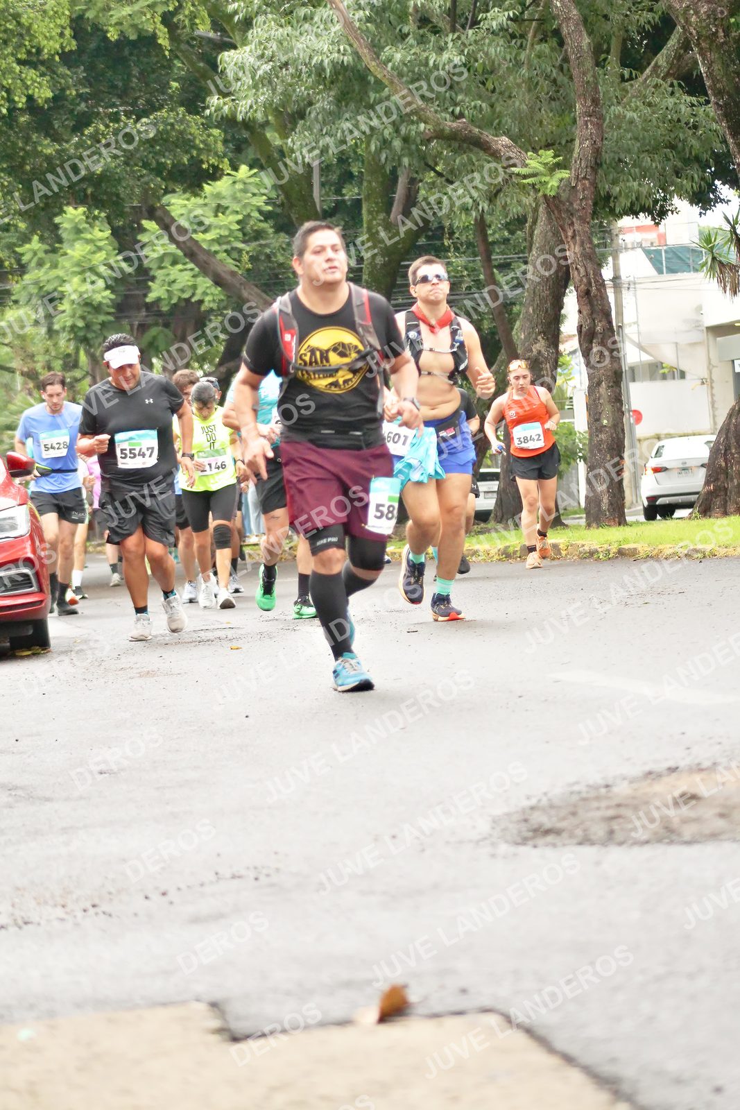 Foto del MEDIO MARATÓN ATLAS en Av. Patria, frente al Parque El Polvorín, Zapopan a las 08:45 · dorsal 58, 5547, 5428, 3842