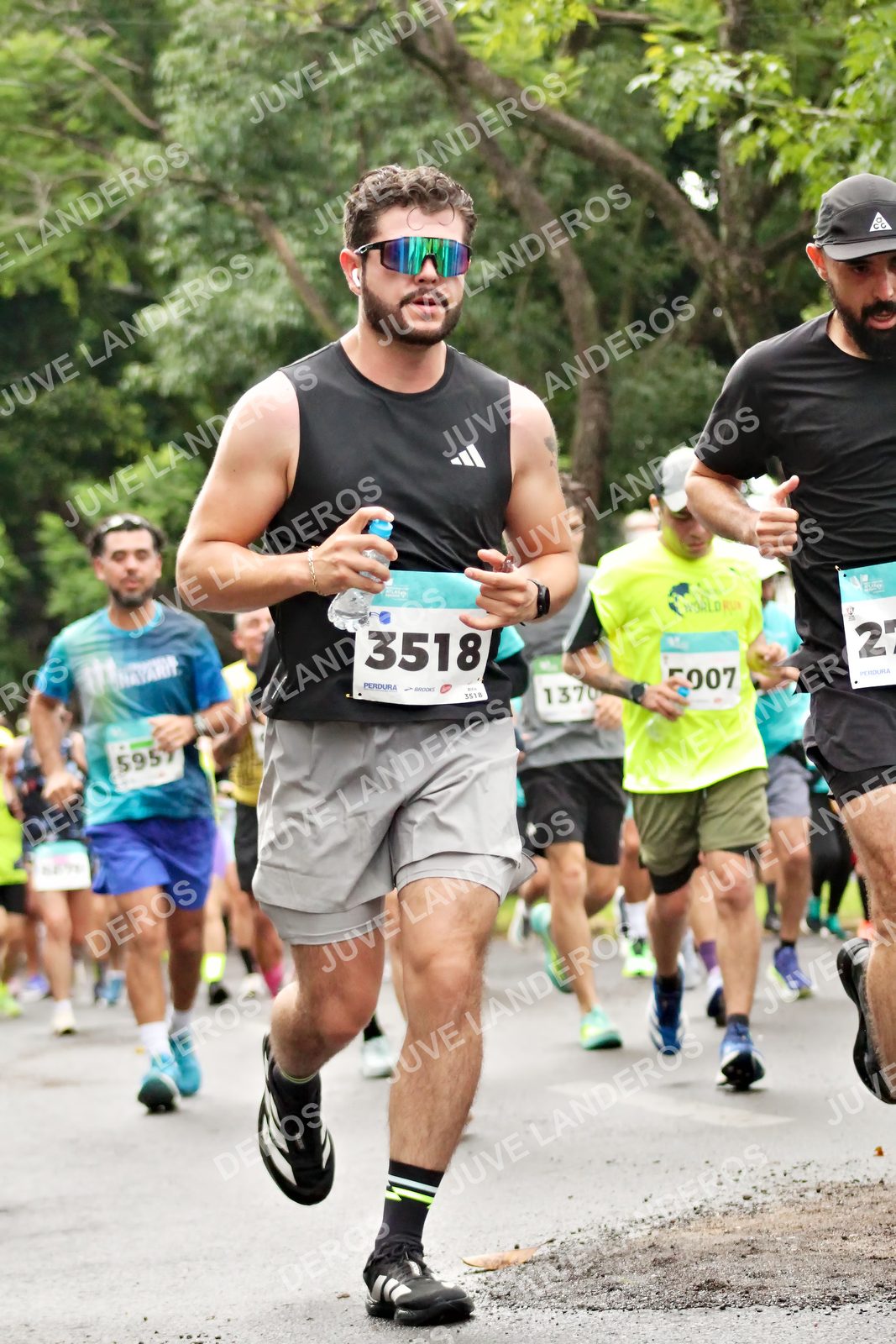 Foto del MEDIO MARATÓN ATLAS en Av. Patria, frente al Parque El Polvorín, Zapopan a las 08:28 · dorsal 3518, 1370, 5957, 7