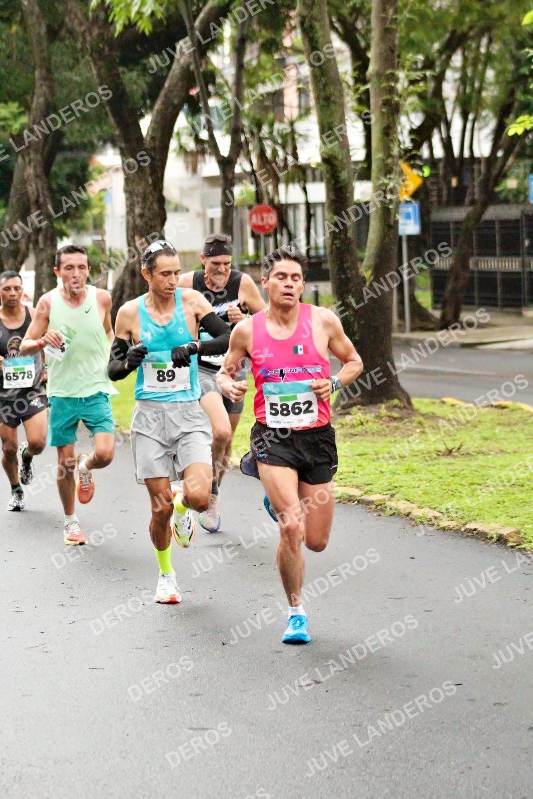Foto del MEDIO MARATÓN ATLAS en Av. Patria, frente al Parque El Polvorín, Zapopan a las 07:57 · dorsal 89, 5862, 6578