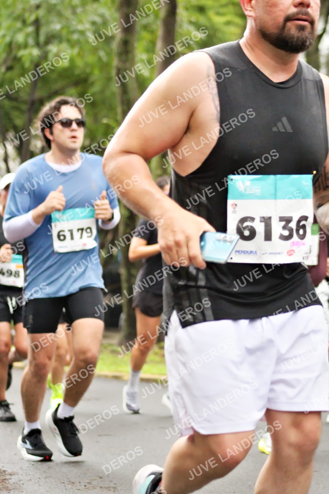 Foto del MEDIO MARATÓN ATLAS en Av. Patria, frente al Parque El Polvorín, Zapopan a las 08:24 · dorsal 6136, 6179, 498