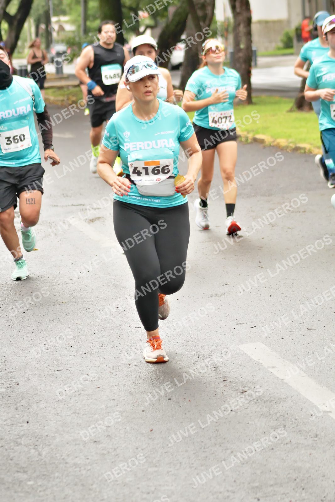 Foto del MEDIO MARATÓN ATLAS en Av. Patria, frente al Parque El Polvorín, Zapopan a las 08:53 · dorsal 360, 4166, 4072, 1921