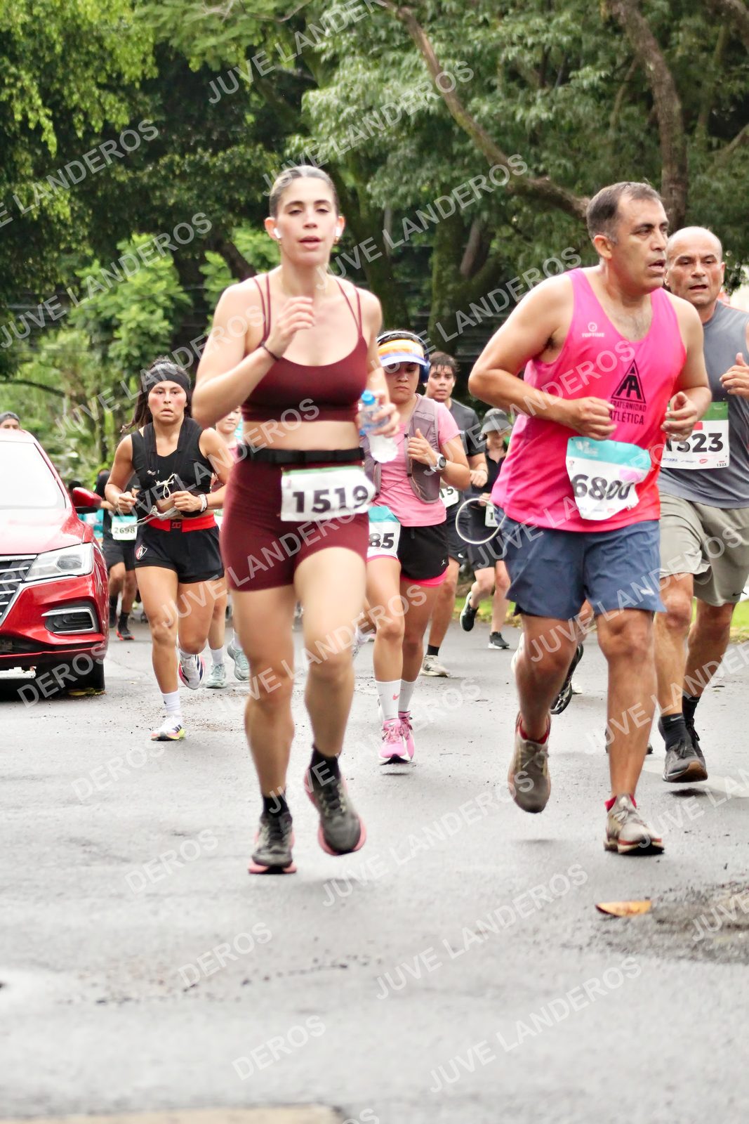 Foto del MEDIO MARATÓN ATLAS en Av. Patria, frente al Parque El Polvorín, Zapopan a las 08:27 · dorsal 6800, 85, 1519, 2698