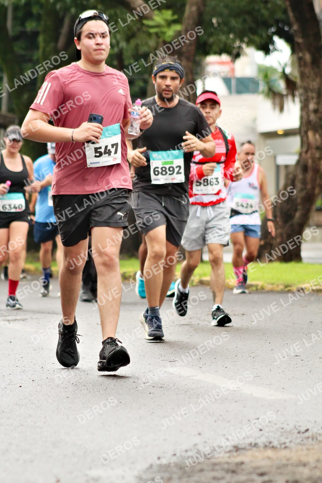 Foto del MEDIO MARATÓN ATLAS en Av. Patria, frente al Parque El Polvorín, Zapopan a las 08:37 · dorsal 547, 6892, 6340