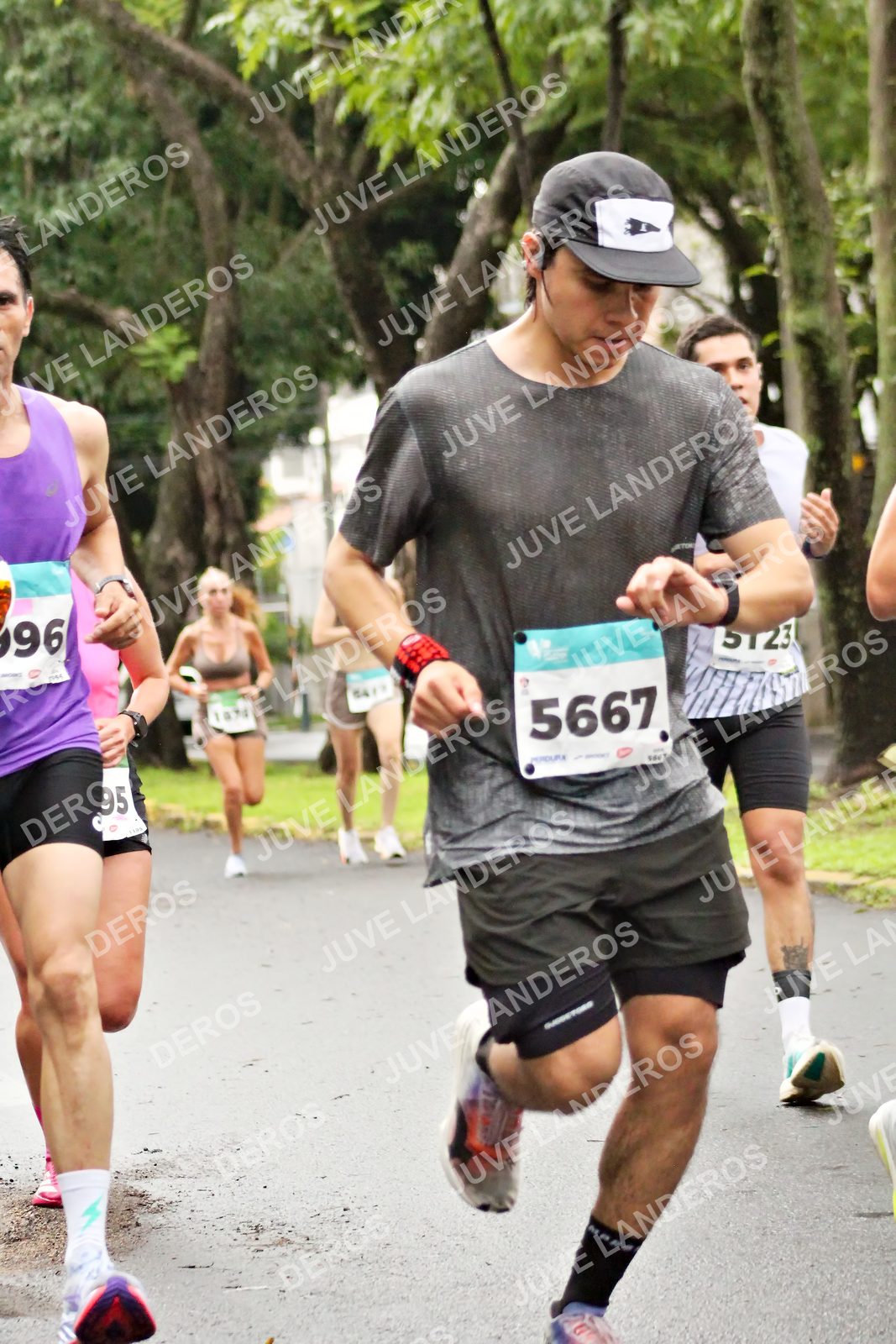 Foto del MEDIO MARATÓN ATLAS en Av. Patria, frente al Parque El Polvorín, Zapopan a las 08:11 · dorsal 5667, 95, 96, 5123