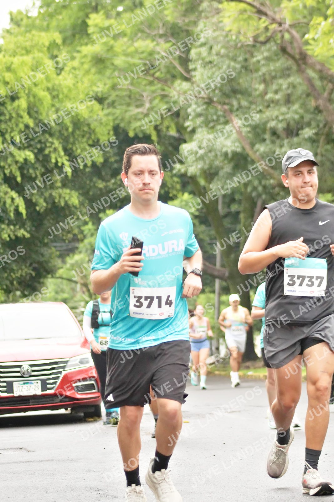 Foto del MEDIO MARATÓN ATLAS en Av. Patria, frente al Parque El Polvorín, Zapopan a las 08:41 · dorsal 3737, 3714, 68