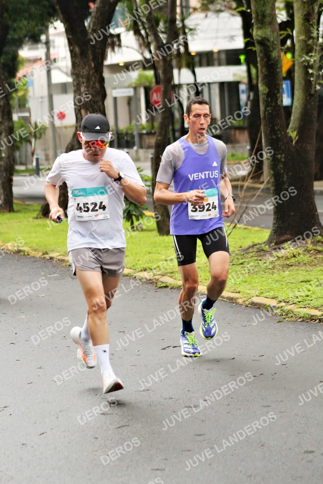 Foto del MEDIO MARATÓN ATLAS en Av. Patria, frente al Parque El Polvorín, Zapopan a las 08:09 · dorsal 4524, 3924