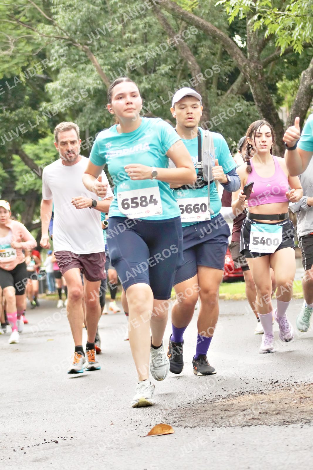 Foto del MEDIO MARATÓN ATLAS en Av. Patria, frente al Parque El Polvorín, Zapopan a las 08:38 · dorsal 6584, 5400, 6660, 6734