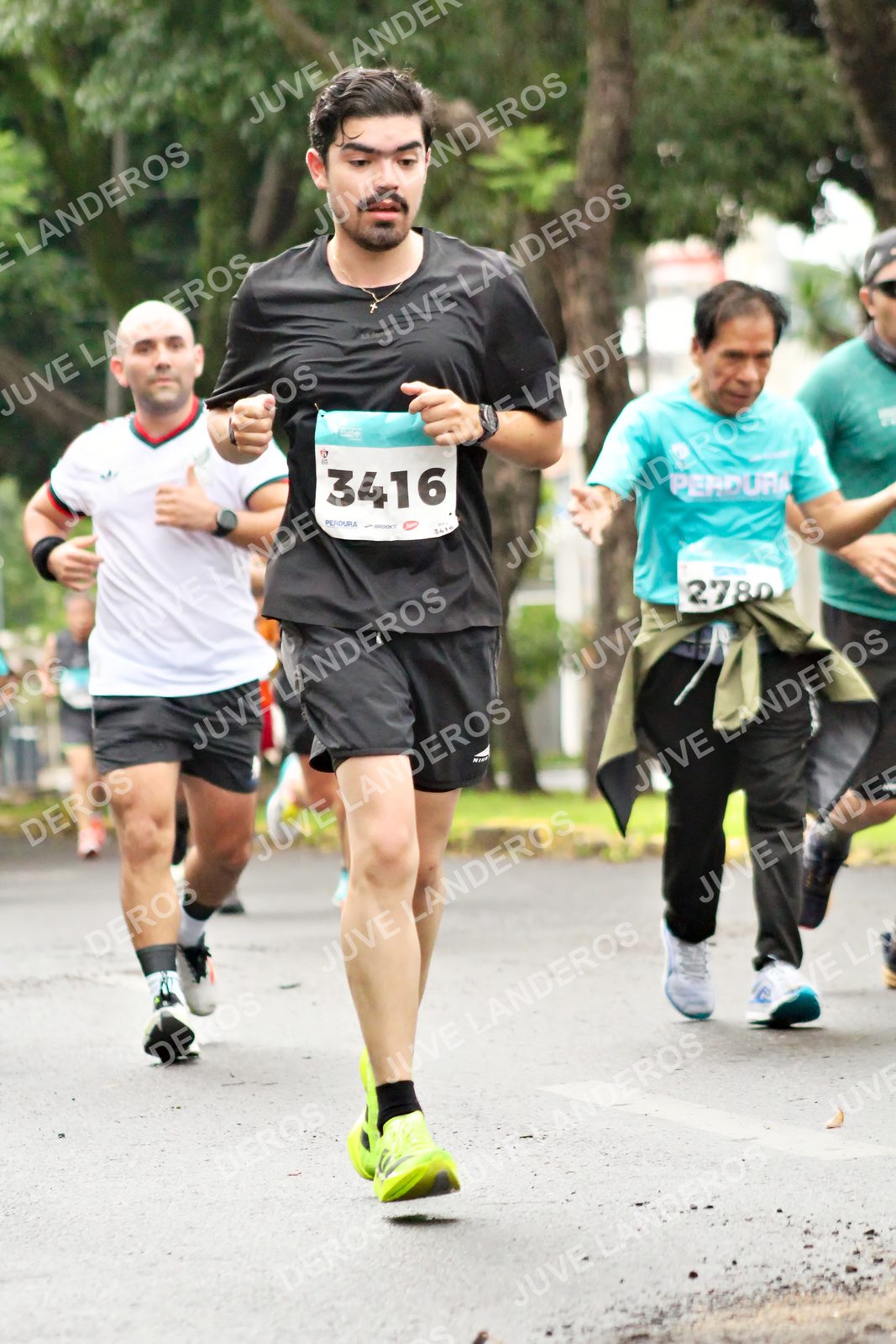 Foto del MEDIO MARATÓN ATLAS en Av. Patria, frente al Parque El Polvorín, Zapopan a las 08:23 · dorsal 3416, 2780