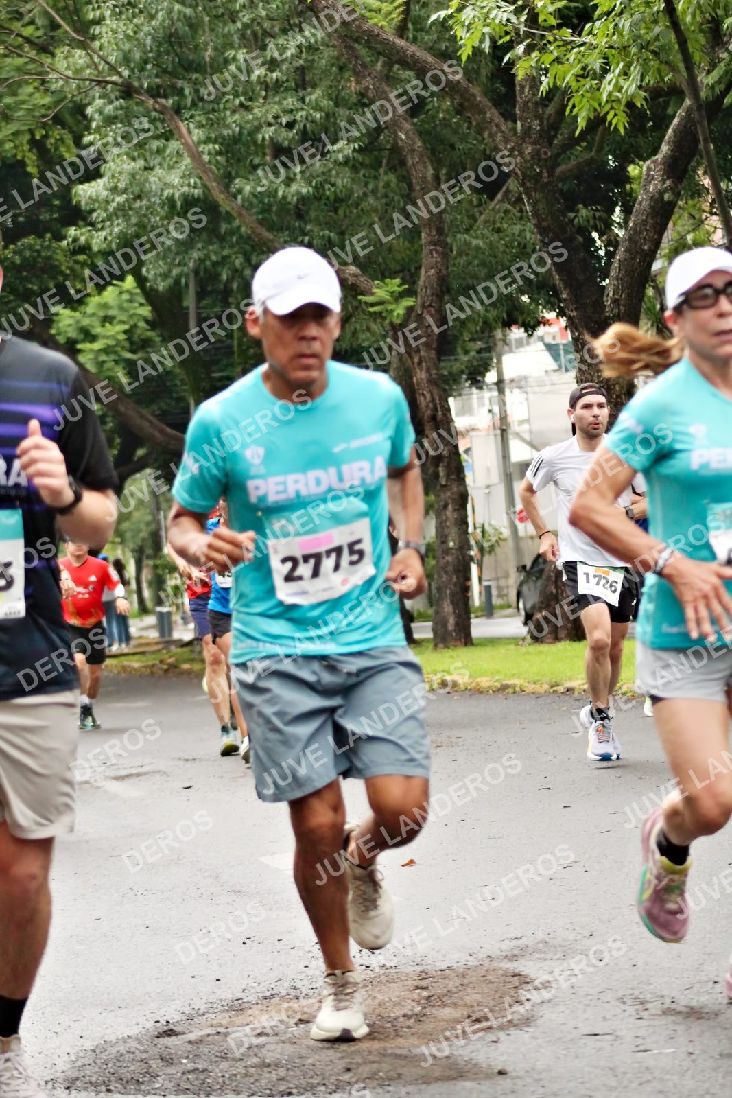 Foto del MEDIO MARATÓN ATLAS en Av. Patria, frente al Parque El Polvorín, Zapopan a las 08:16 · dorsal 3, 1726, 2775