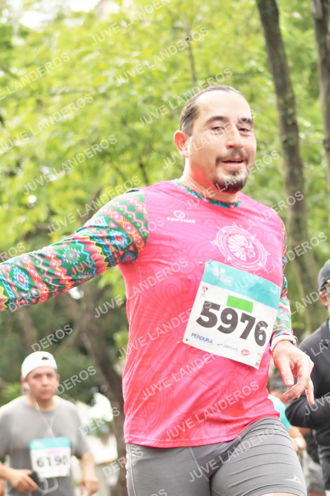 Foto del MEDIO MARATÓN ATLAS en Av. Patria, frente al Parque El Polvorín, Zapopan a las 08:46 · dorsal 5976, 6190