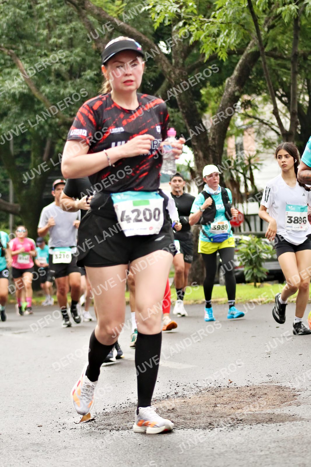Foto del MEDIO MARATÓN ATLAS en Av. Patria, frente al Parque El Polvorín, Zapopan a las 08:32 · dorsal 4200, 3896, 3989, 3210