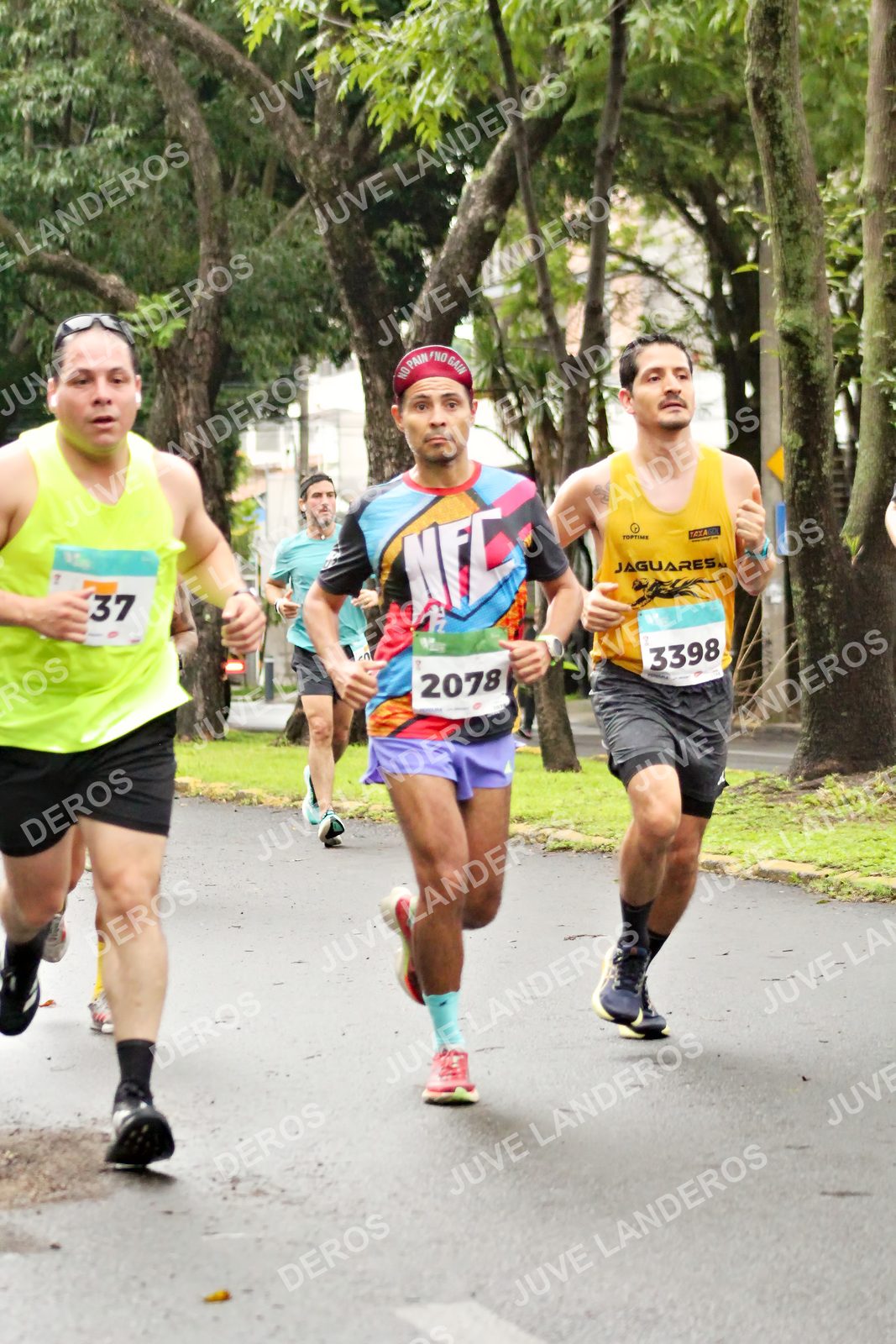 Foto del MEDIO MARATÓN ATLAS en Av. Patria, frente al Parque El Polvorín, Zapopan a las 08:13 · dorsal 3398, 37, 2078