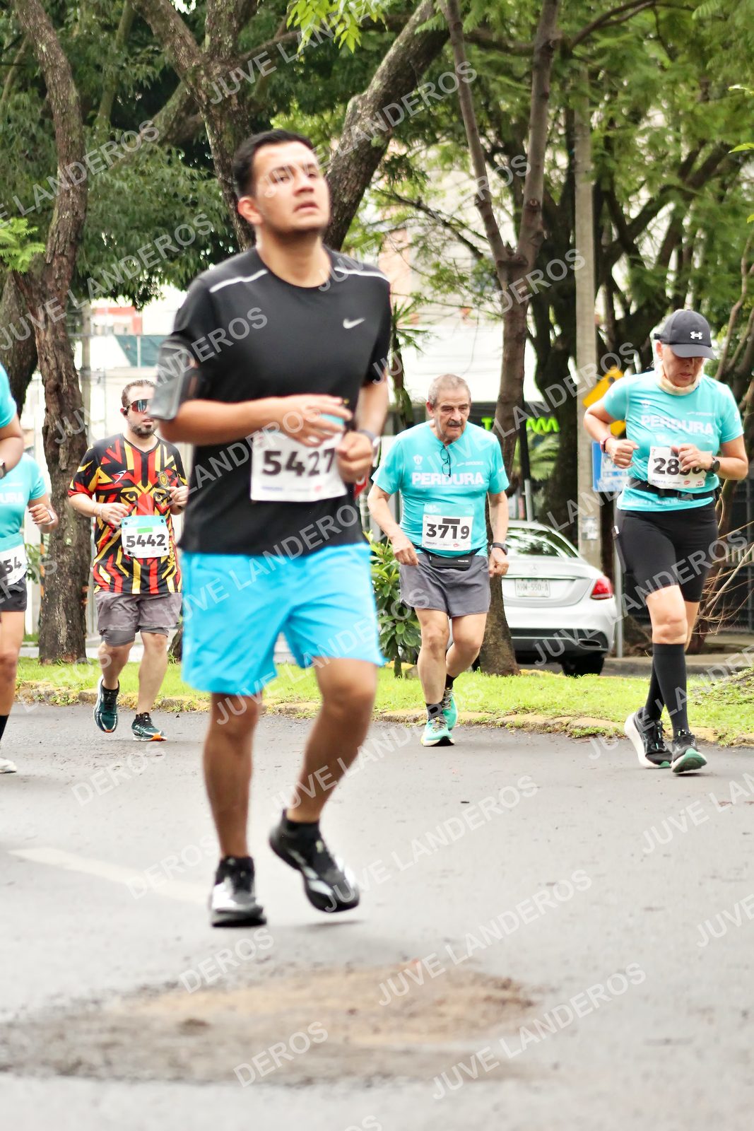 Foto del MEDIO MARATÓN ATLAS en Av. Patria, frente al Parque El Polvorín, Zapopan a las 08:46 · dorsal 5427, 28, 5442, 3719