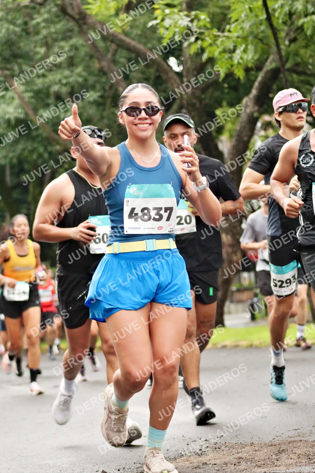 Foto del MEDIO MARATÓN ATLAS en Av. Patria, frente al Parque El Polvorín, Zapopan a las 08:24 · dorsal 4837, 20, 5293, 60