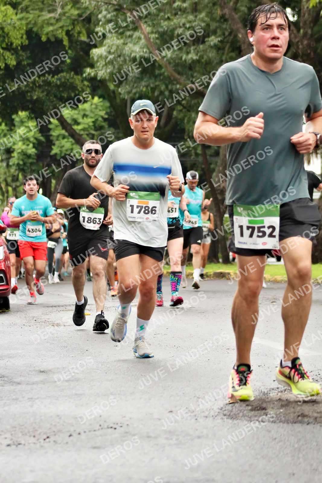 Foto del MEDIO MARATÓN ATLAS en Av. Patria, frente al Parque El Polvorín, Zapopan a las 08:28 · dorsal 1752, 1786, 1863, 4304