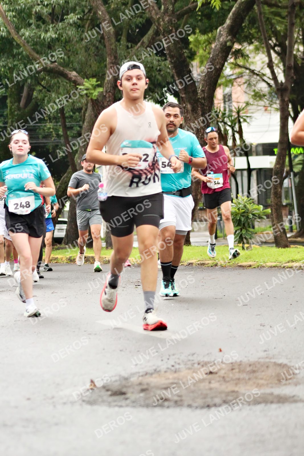 Foto del MEDIO MARATÓN ATLAS en Av. Patria, frente al Parque El Polvorín, Zapopan a las 08:29 · dorsal 248, 2, 54, 34