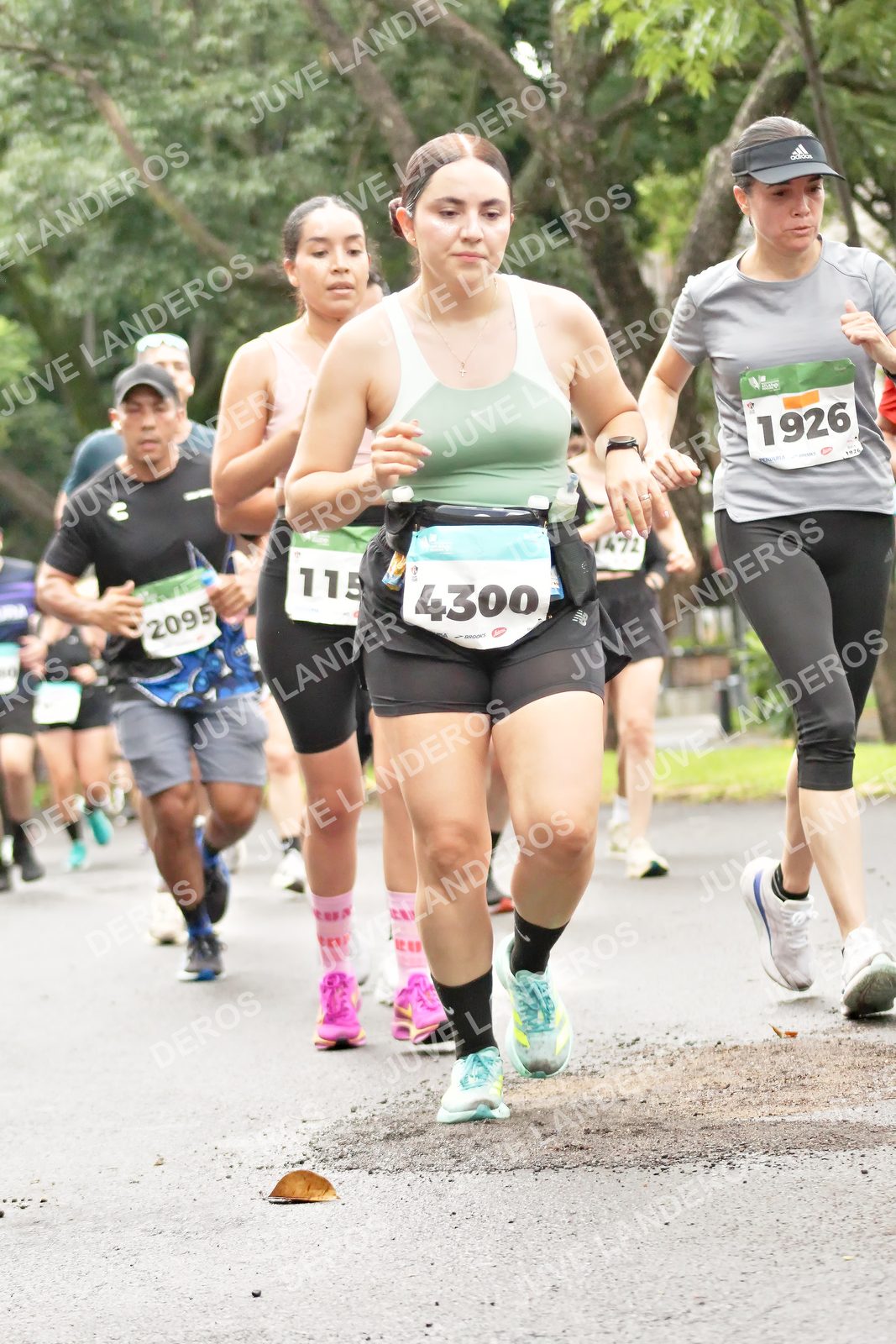 Foto del MEDIO MARATÓN ATLAS en Av. Patria, frente al Parque El Polvorín, Zapopan a las 08:38 · dorsal 1926, 4300, 115, 2095