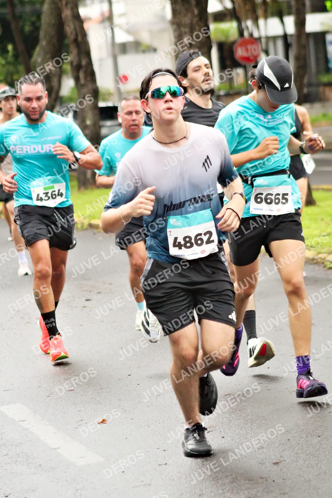 Foto del MEDIO MARATÓN ATLAS en Av. Patria, frente al Parque El Polvorín, Zapopan a las 08:17 · dorsal 6665, 4862, 4364, 111
