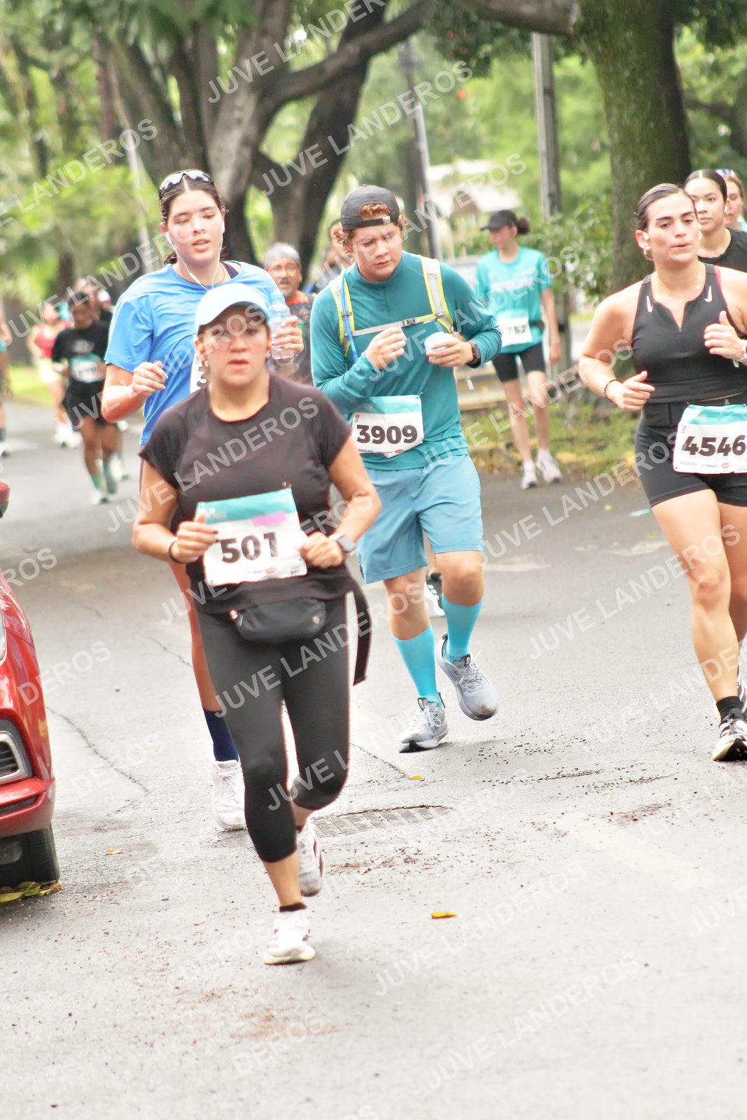 Foto del MEDIO MARATÓN ATLAS en Av. Patria, frente al Parque El Polvorín, Zapopan a las 08:49 · dorsal 3909, 501, 4546