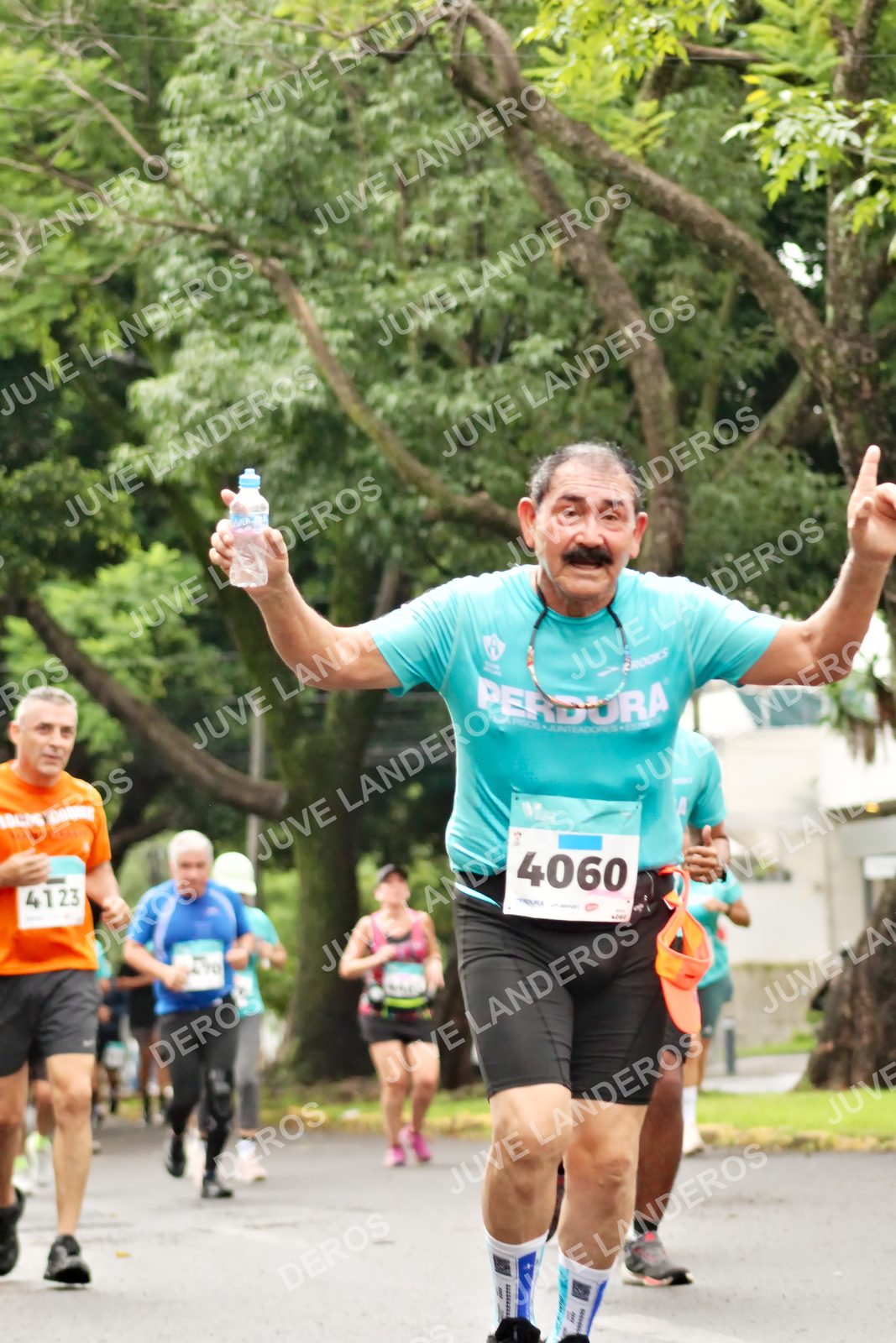 Foto del MEDIO MARATÓN ATLAS en Av. Patria, frente al Parque El Polvorín, Zapopan a las 08:43 · dorsal 4060, 4123