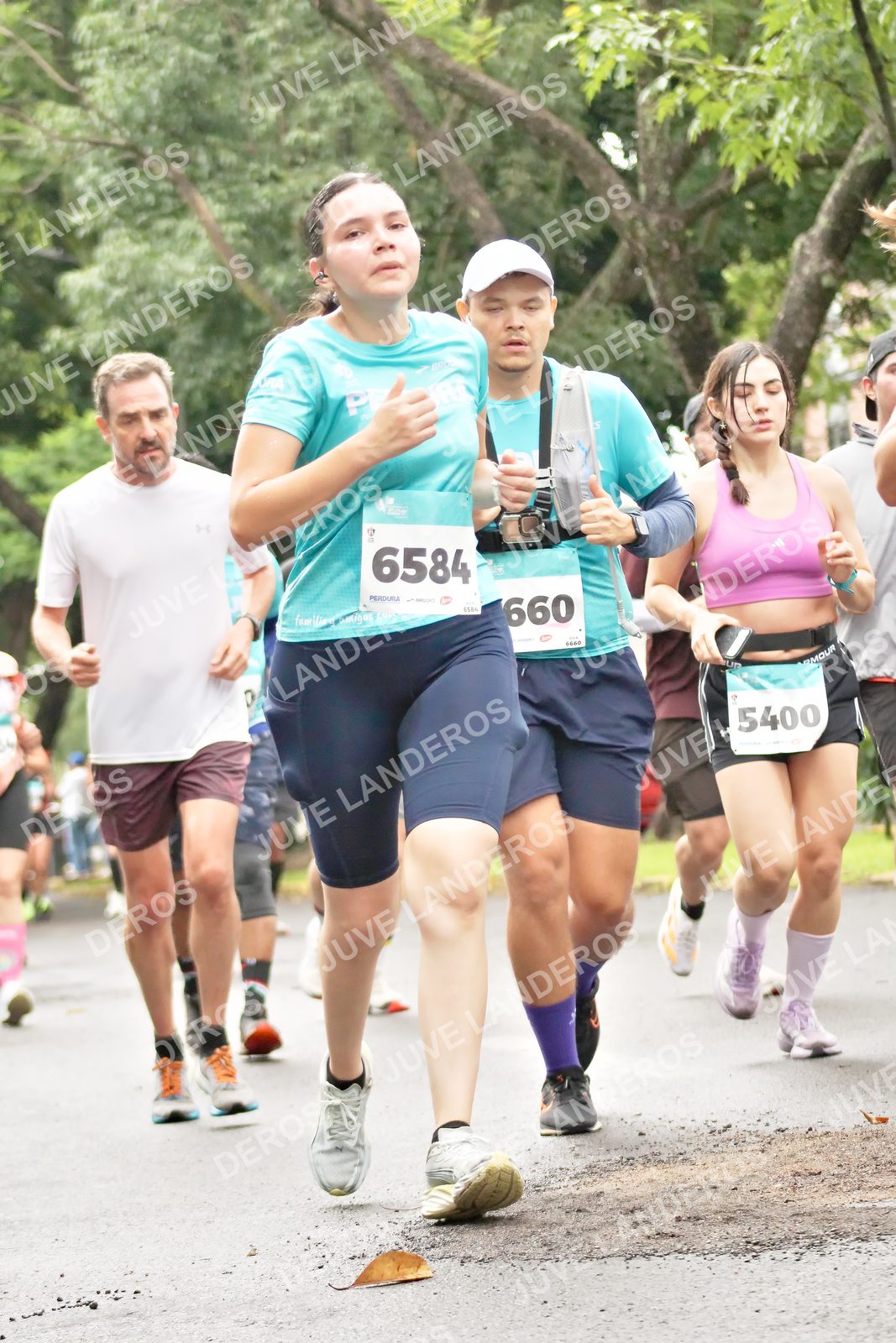 Foto del MEDIO MARATÓN ATLAS en Av. Patria, frente al Parque El Polvorín, Zapopan a las 08:38 · dorsal 6584, 5400, 660