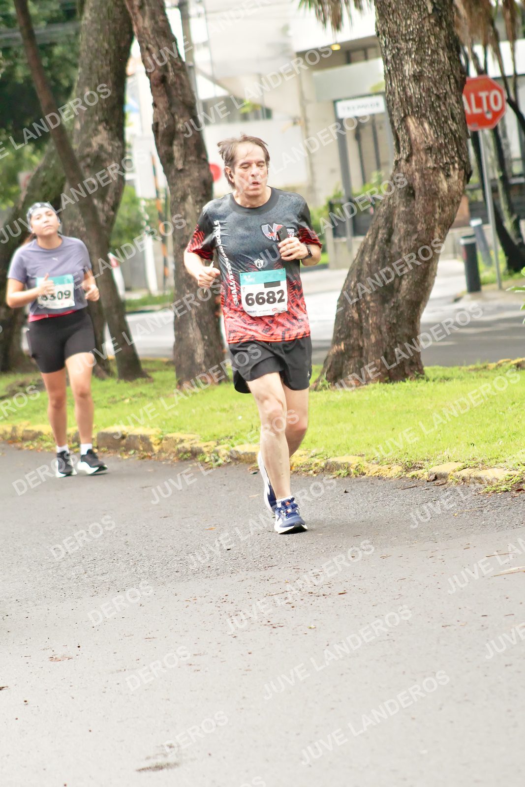 Foto del MEDIO MARATÓN ATLAS en Av. Patria, frente al Parque El Polvorín, Zapopan a las 08:49 · dorsal 6682, 6309
