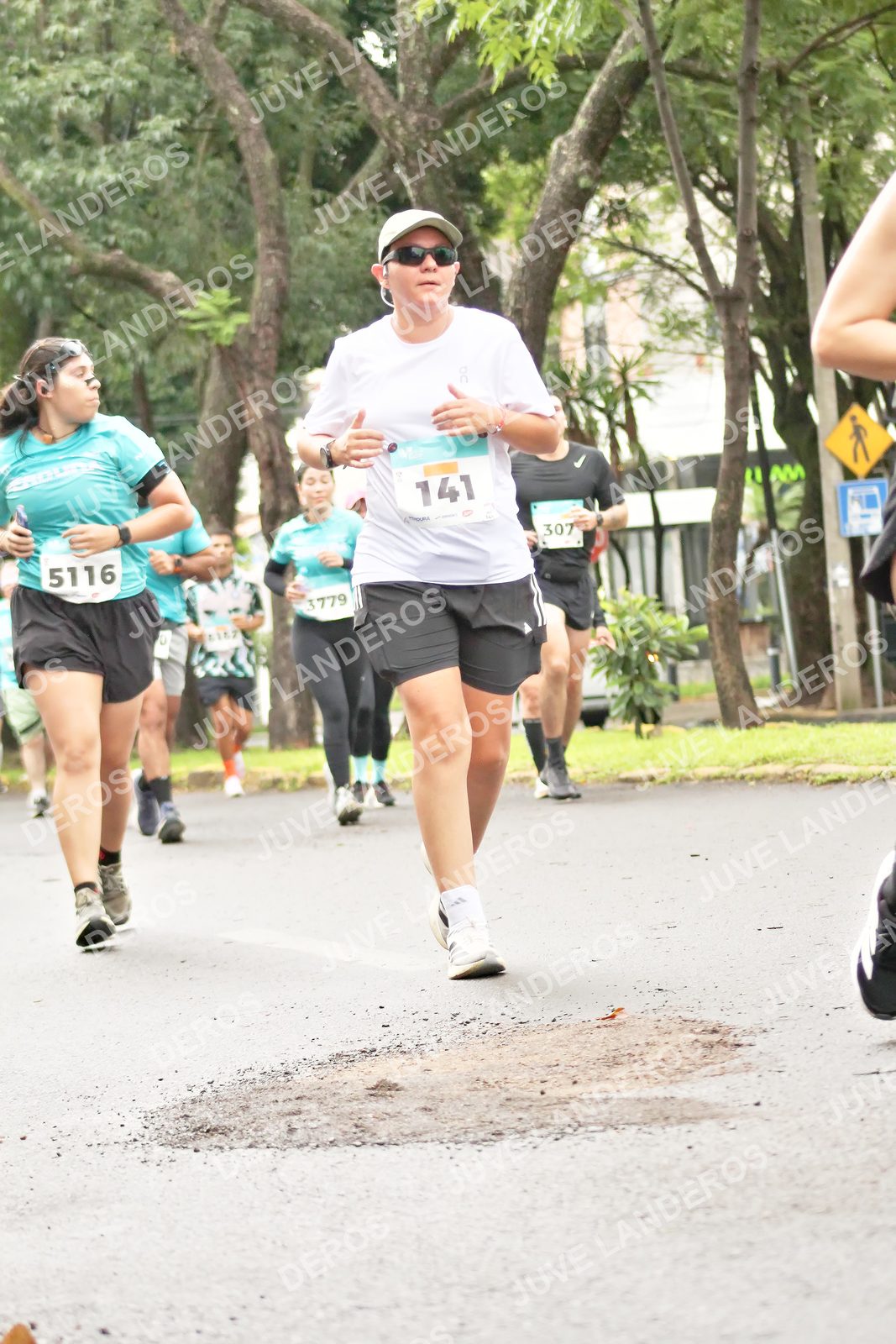 Foto del MEDIO MARATÓN ATLAS en Av. Patria, frente al Parque El Polvorín, Zapopan a las 08:44 · dorsal 141, 5116, 307, 3779
