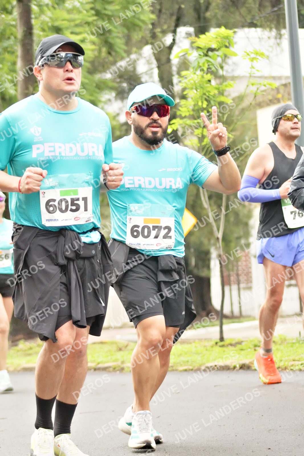 Foto del MEDIO MARATÓN ATLAS en Av. Patria, frente al Parque El Polvorín, Zapopan a las 08:47 · dorsal 6051, 6072, 76, 56