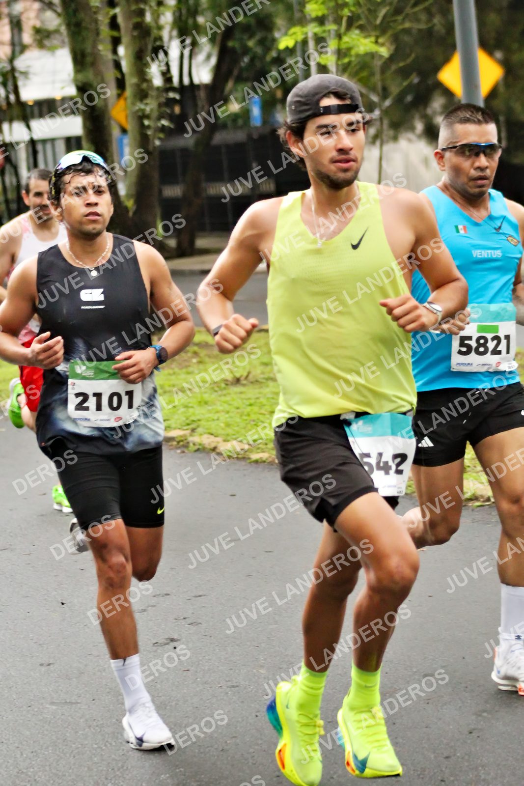 Foto del MEDIO MARATÓN ATLAS en Av. Patria, frente al Parque El Polvorín, Zapopan a las 08:07 · dorsal 5821, 2101