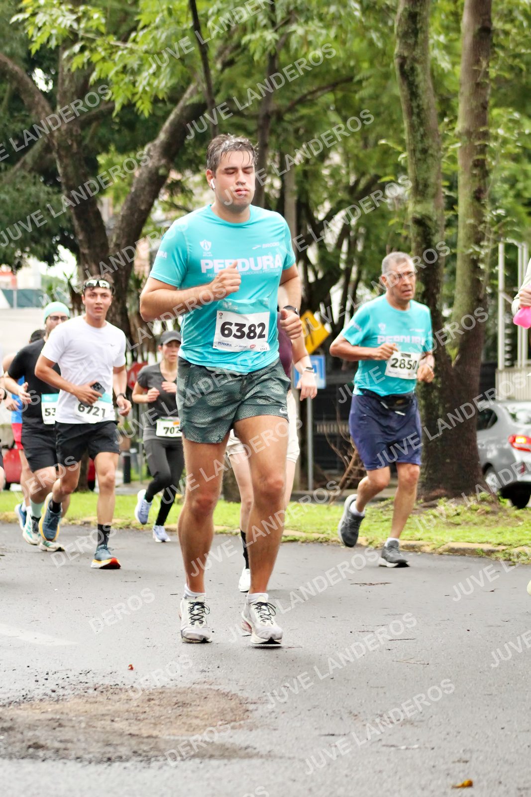 Foto del MEDIO MARATÓN ATLAS en Av. Patria, frente al Parque El Polvorín, Zapopan a las 08:28 · dorsal 6382, 53, 2850, 6721