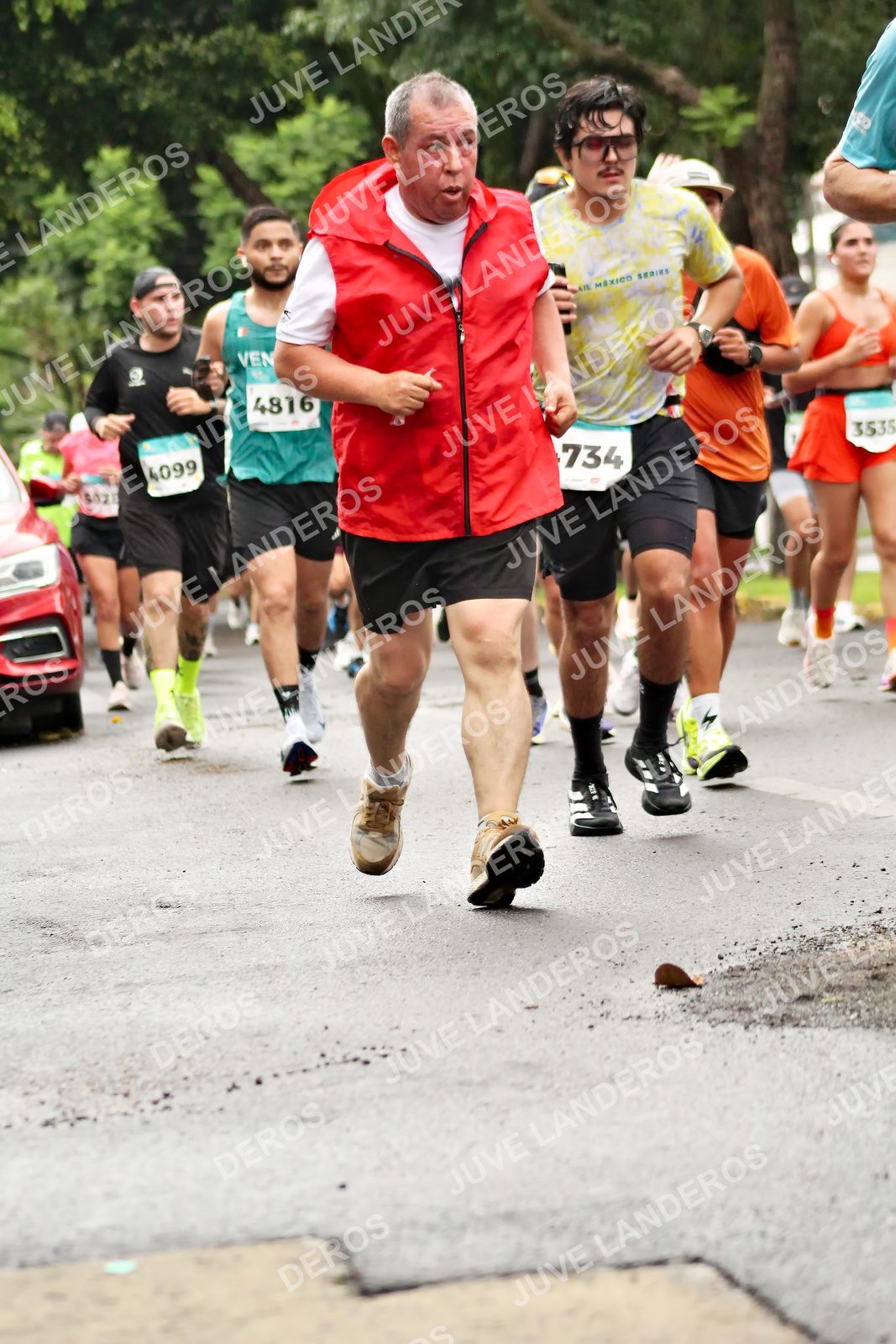 Foto del MEDIO MARATÓN ATLAS en Av. Patria, frente al Parque El Polvorín, Zapopan a las 08:32 · dorsal 734, 4816, 4099, 3535