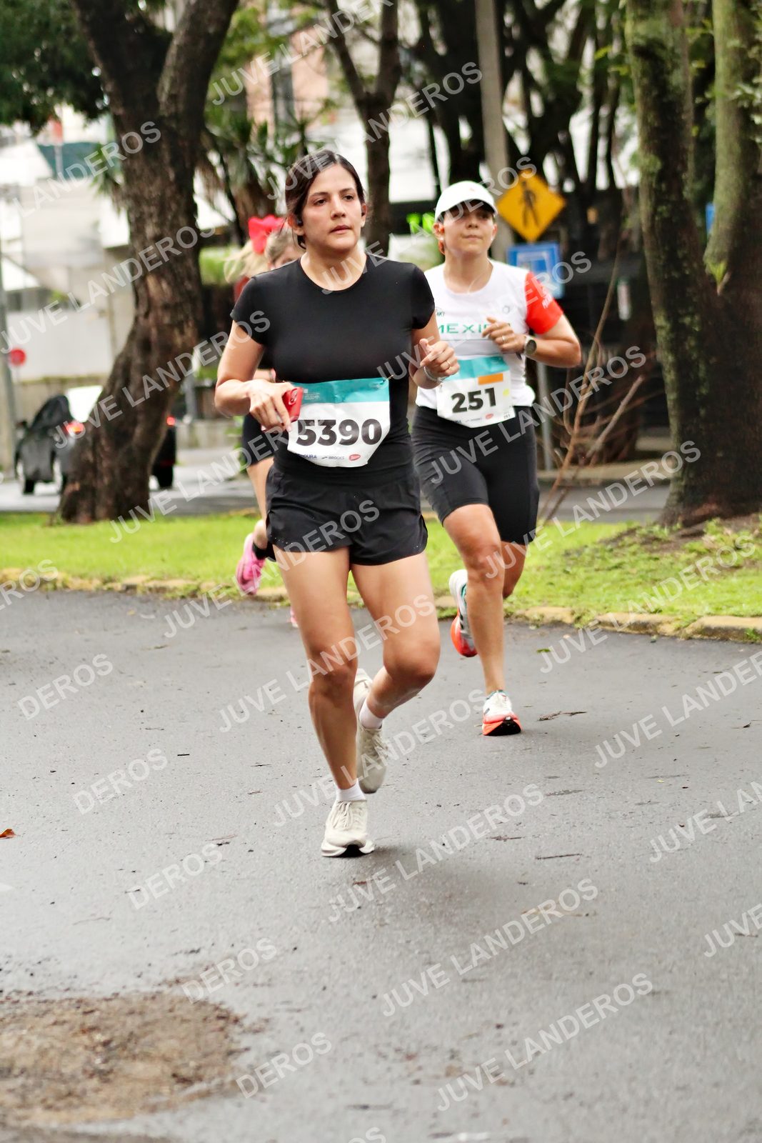 Foto del MEDIO MARATÓN ATLAS en Av. Patria, frente al Parque El Polvorín, Zapopan a las 08:18 · dorsal 5390, 251