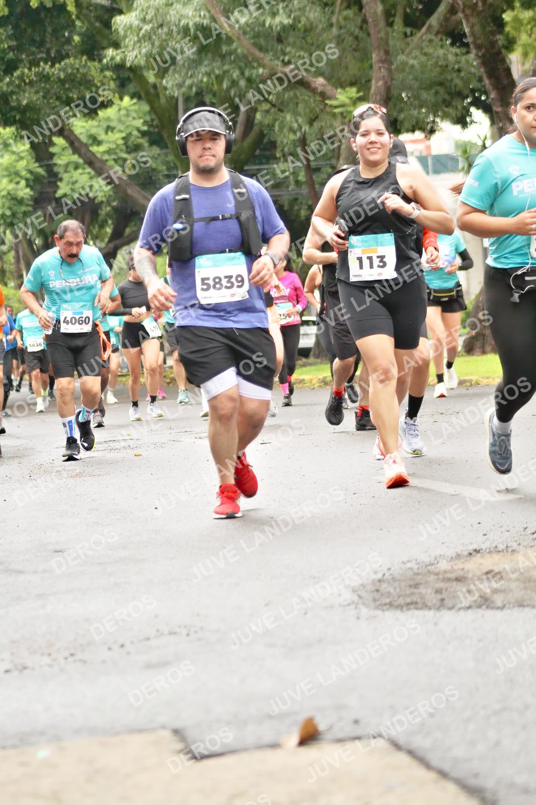 Foto del MEDIO MARATÓN ATLAS en Av. Patria, frente al Parque El Polvorín, Zapopan a las 08:43 · dorsal 113, 5839, 4060, 25