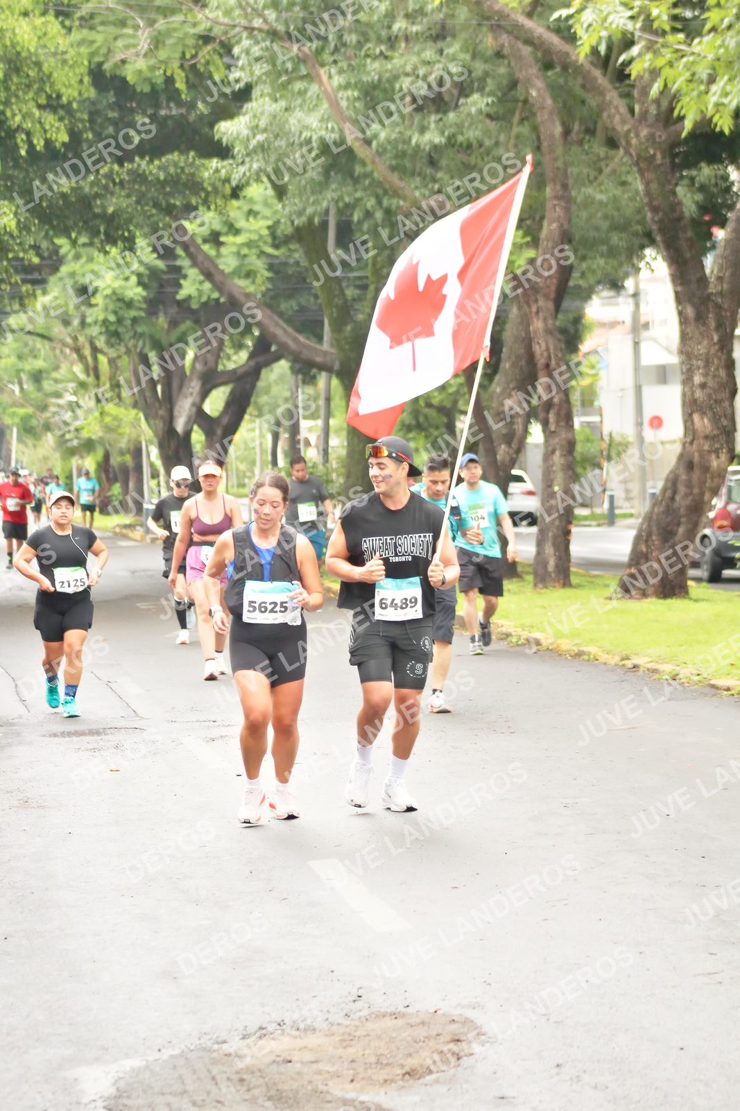 Foto del MEDIO MARATÓN ATLAS en Av. Patria, frente al Parque El Polvorín, Zapopan a las 08:59 · dorsal 5625, 6489, 2125, 104