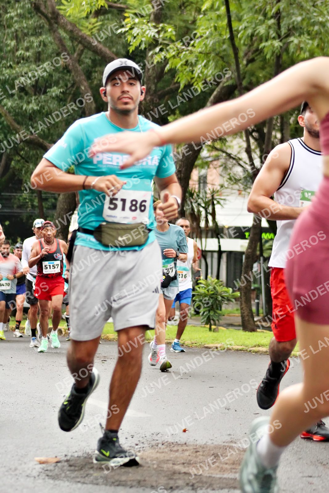 Foto del MEDIO MARATÓN ATLAS en Av. Patria, frente al Parque El Polvorín, Zapopan a las 08:27 · dorsal 5157, 5186, 216, 6470