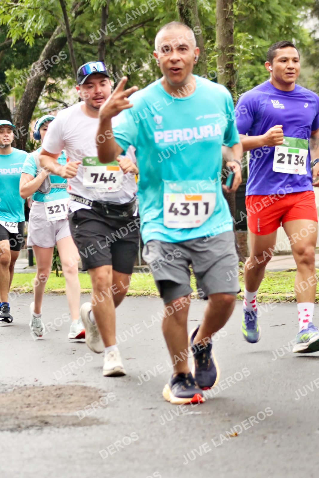 Foto del MEDIO MARATÓN ATLAS en Av. Patria, frente al Parque El Polvorín, Zapopan a las 08:33 · dorsal 4311, 744, 321, 2134