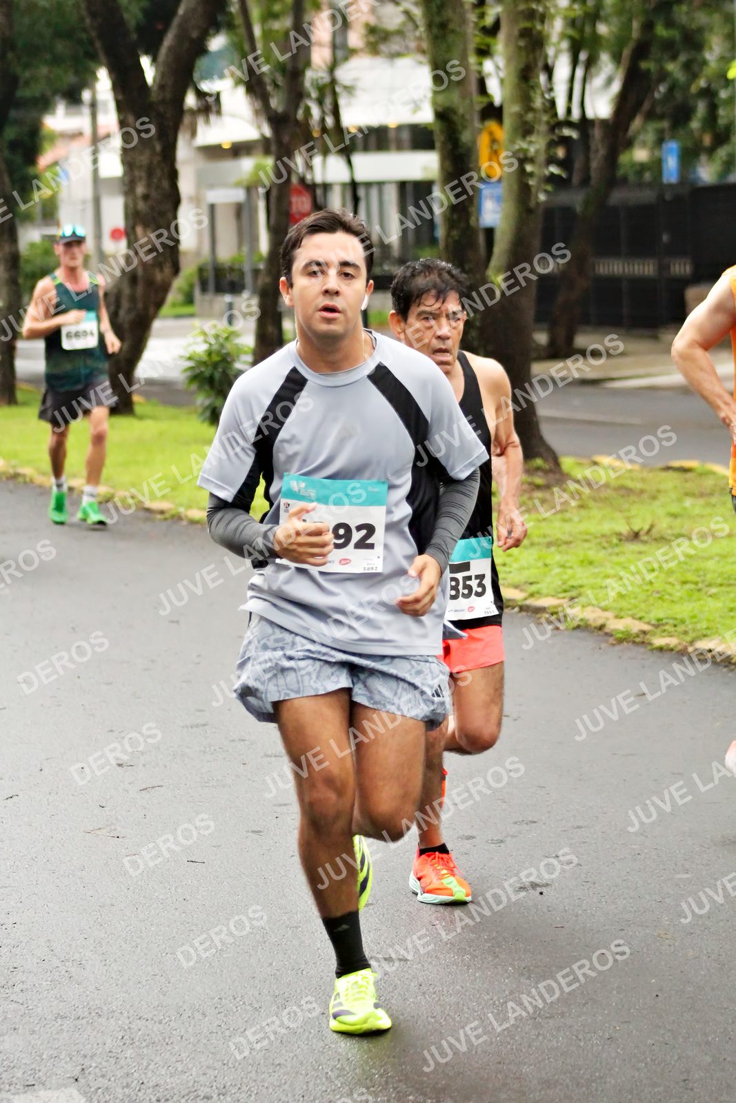 Foto del MEDIO MARATÓN ATLAS en Av. Patria, frente al Parque El Polvorín, Zapopan a las 08:12 · dorsal 92, 6694