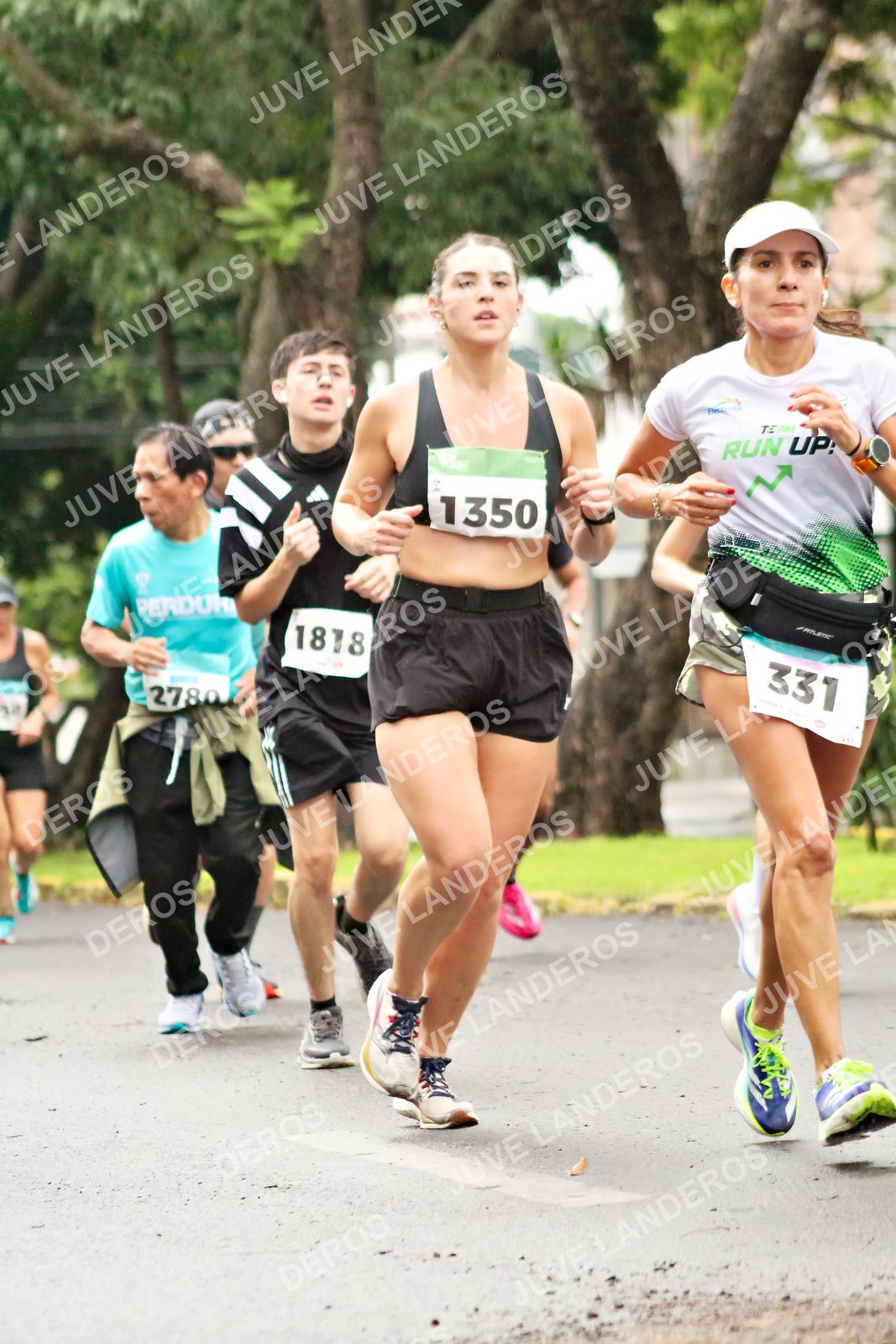 Foto del MEDIO MARATÓN ATLAS en Av. Patria, frente al Parque El Polvorín, Zapopan a las 08:23 · dorsal 1350, 331, 1818, 2780