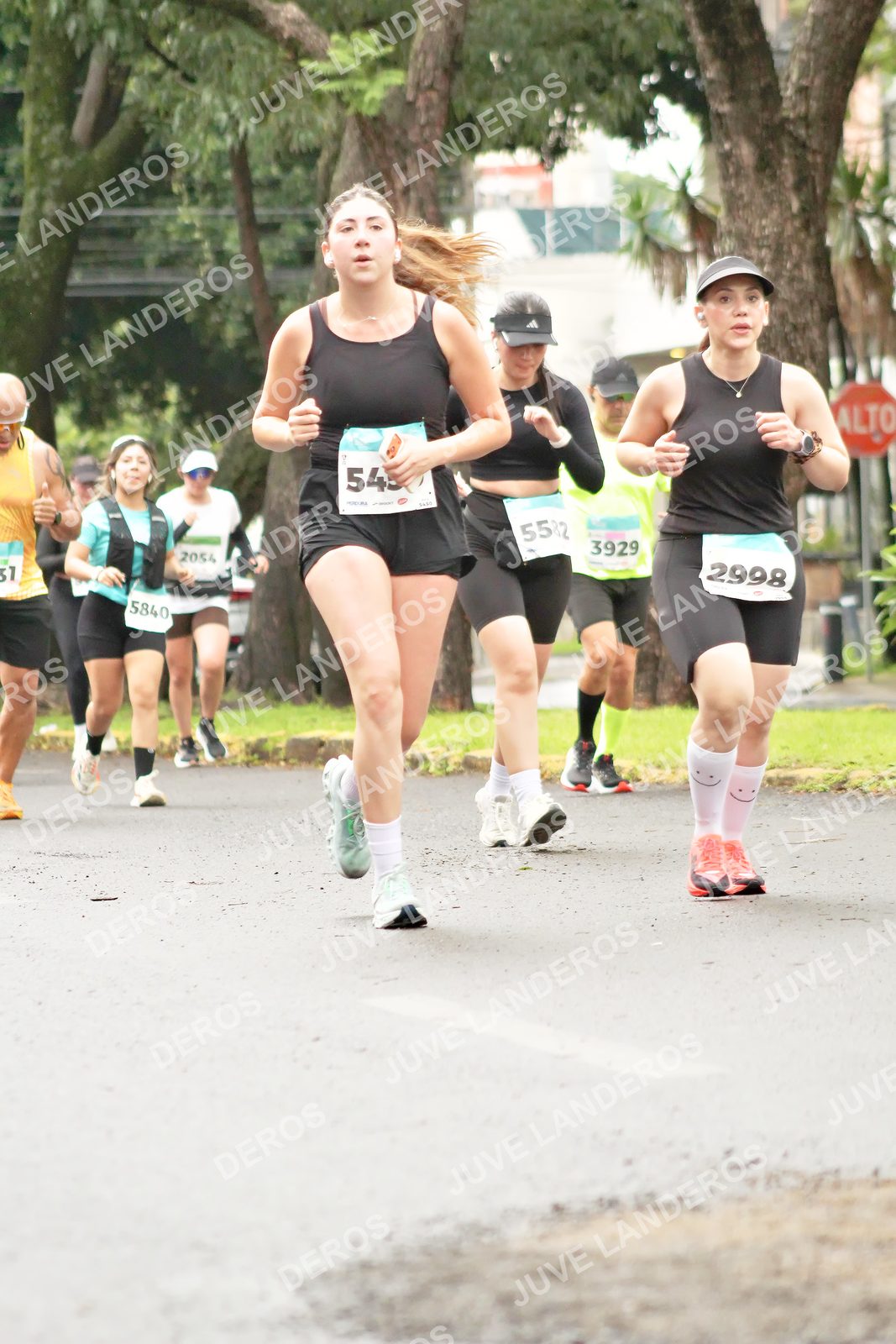 Foto del MEDIO MARATÓN ATLAS en Av. Patria, frente al Parque El Polvorín, Zapopan a las 08:41 · dorsal 3929, 2998, 5840, 2054