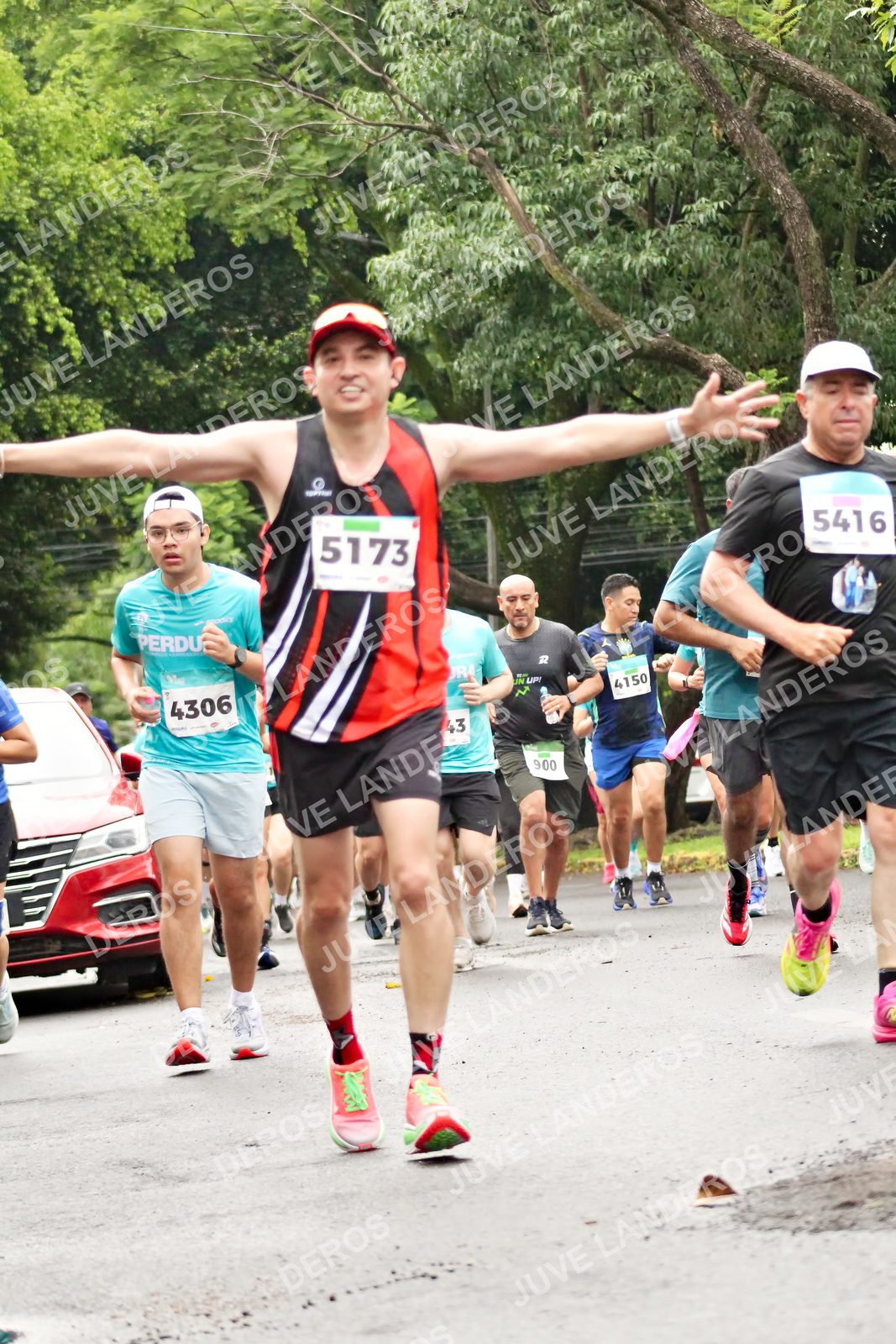 Foto del MEDIO MARATÓN ATLAS en Av. Patria, frente al Parque El Polvorín, Zapopan a las 08:32 · dorsal 5416, 5173, 4306, 900