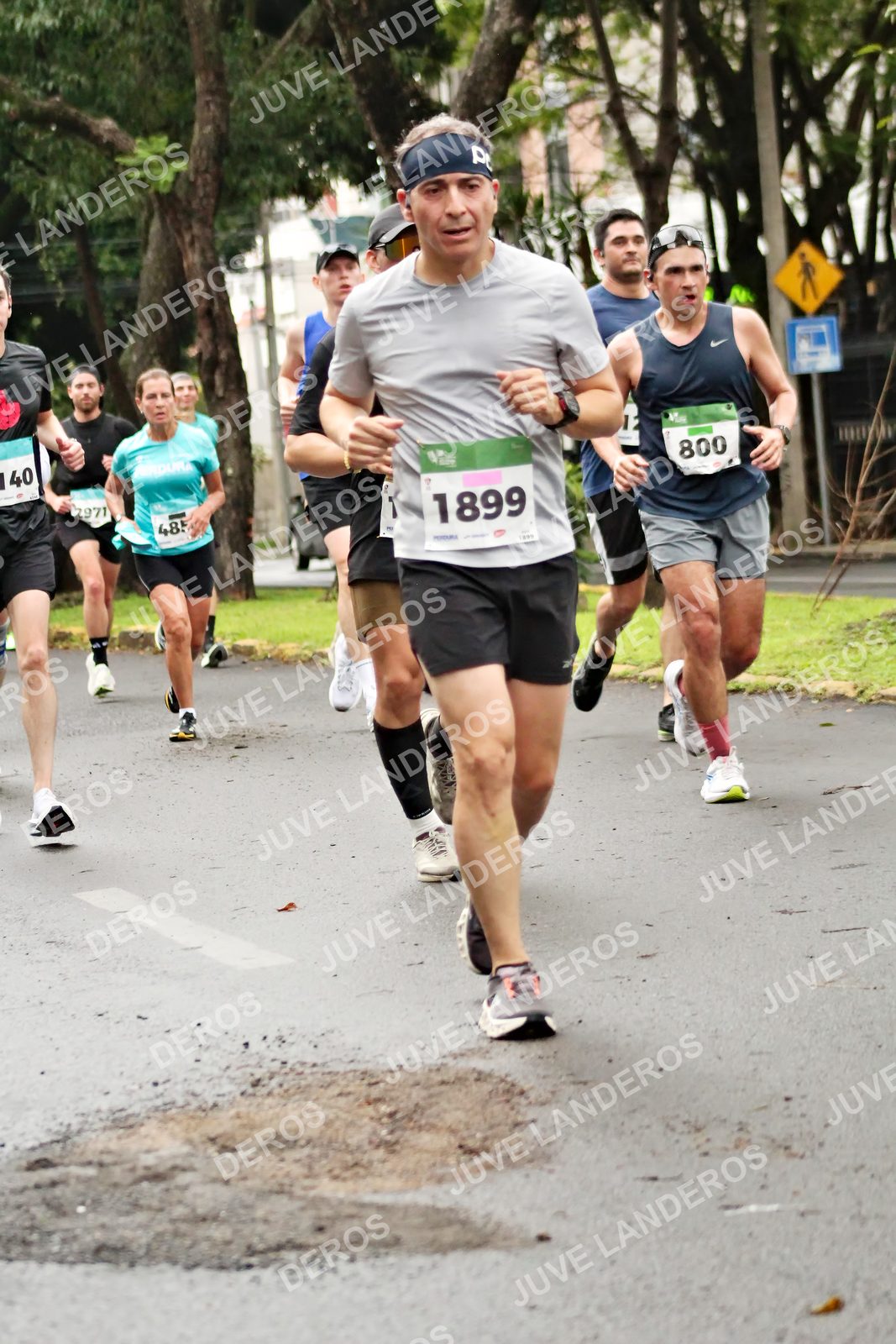 Foto del MEDIO MARATÓN ATLAS en Av. Patria, frente al Parque El Polvorín, Zapopan a las 08:18 · dorsal 1899, 800, 2971, 485