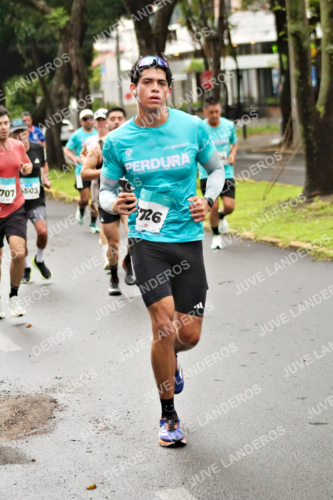 Foto del MEDIO MARATÓN ATLAS en Av. Patria, frente al Parque El Polvorín, Zapopan a las 08:12 · dorsal 726, 707, 503