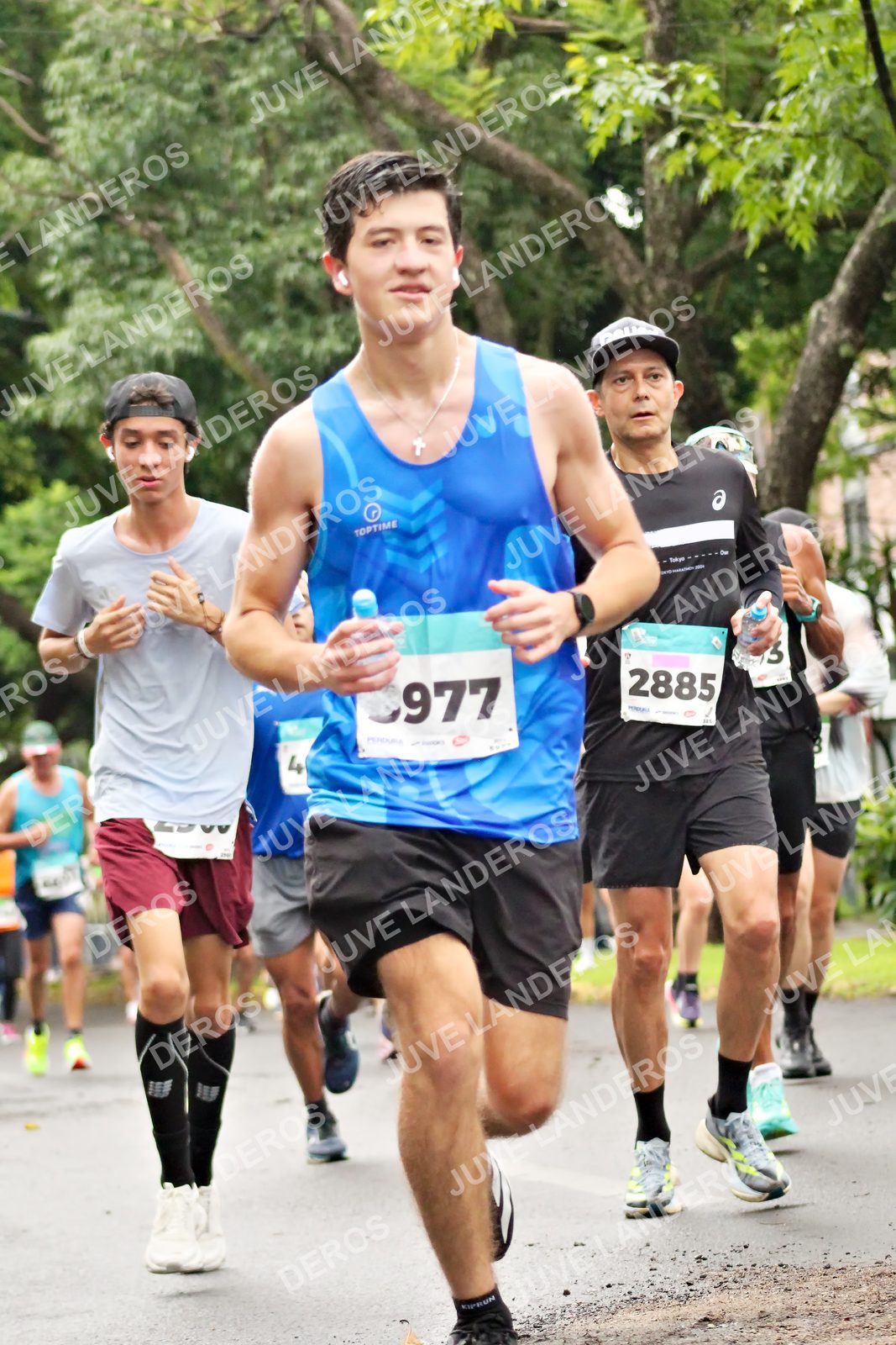 Foto del MEDIO MARATÓN ATLAS en Av. Patria, frente al Parque El Polvorín, Zapopan a las 08:22 · dorsal 2885, 977, 4, 3
