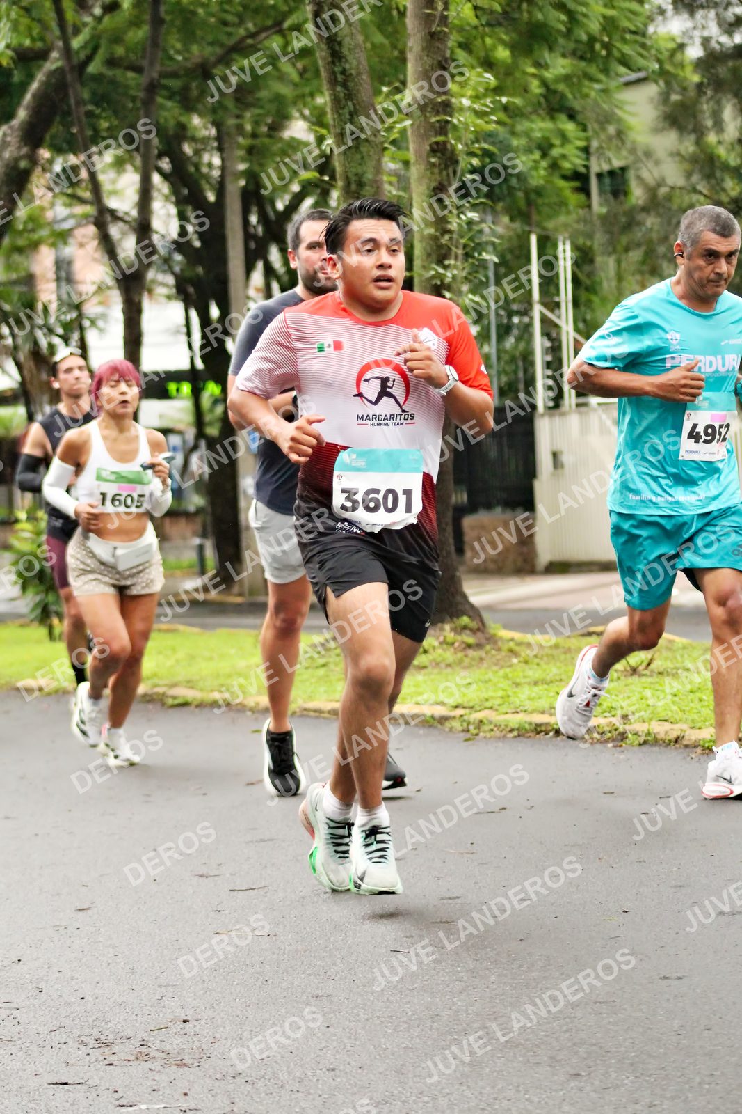Foto del MEDIO MARATÓN ATLAS en Av. Patria, frente al Parque El Polvorín, Zapopan a las 08:18 · dorsal 3601, 4952, 1605